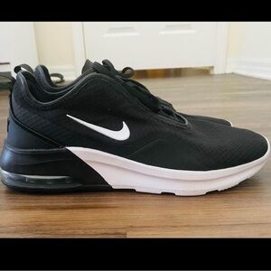 ✨Nike Air Max Motion 2 - Womens Size 9.5✨